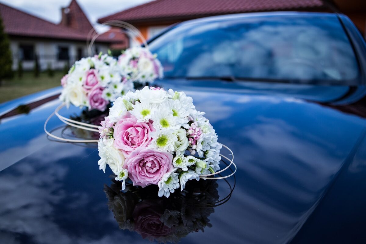 Jak udekorować samochód na ślub? Kilka propozycji