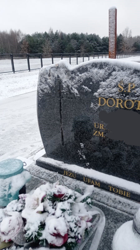 Zdewastowane nagrobki na cmentarzu komunalnym w Sobowie w Tarnobrzegu