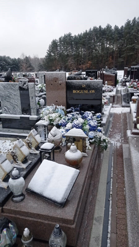 Zdewastowane nagrobki na cmentarzu komunalnym w Sobowie w Tarnobrzegu